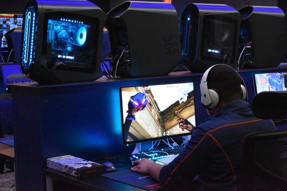 一名学生坐在电脑屏幕前玩游戏，这是利记sbo电子竞技项目的一部分.